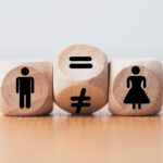 a imagen muestra tres bloques de madera colocados uno al lado del otro. El bloque de la izquierda tiene el símbolo de una persona, típicamente representando a un hombre. El bloque de la derecha tiene el símbolo de una persona, típicamente representando a una mujer. El bloque del medio tiene dos símbolos: un signo igual (=) en la parte superior y un signo diferente (≠) en la parte inferior.