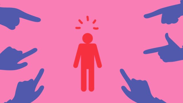 Sobre fondo rosa fucsia un monigote rojo sorprendido rodeade de manos con dedo acusador en morado