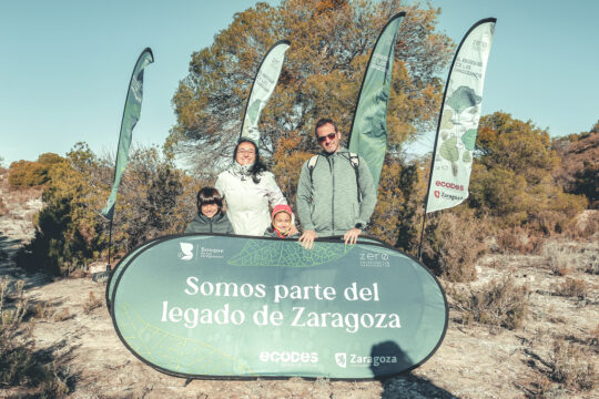 Photocall del "Bosque de los Zaragozanos" con el lema "Somos parte del legado de Zaragoza" con el logotipo de ECODES y del Ayuntamiento de Zaragoza