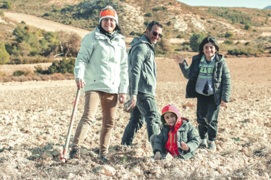 Cuatro peronas plantando árboles para el Bosque de los Zaragozanos