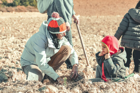 Madre e hijo plantando árboles en le Bosque de los Zaragozanos
