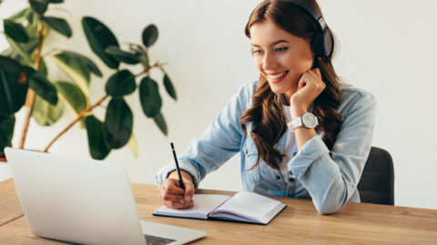 1594622896persona-haciendo-videoconferencia