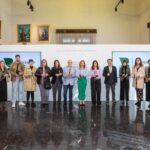 17 representantes del tejido empresarial colaborador con el proyecto del Bosque de los Zaragozanos en el Photocall del salom de actis del ayuntamiento de Zaragoza juto con la alcaldesa de la ciudad y la consecjera de medio ambiente.