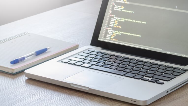 Ordenador portatil con lenguaje de programación