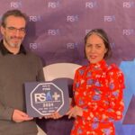 Photocall de la entrega de sellos RSA y RSA+, Pablo Sánchez y Belén GImeno de ARANOVA mostrando el sello RSA+ 2024