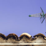 antena-television-techo-viejo-cielo-azul-115058-47