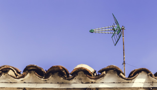 antena-television-techo-viejo-cielo-azul-115058-47