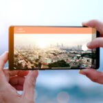 usuario/a grabando con móvil