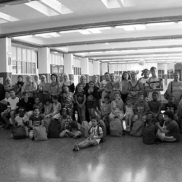 Niños y niñas del CEIP Santo Domingo de Zaragoza que han recibido becas escolares de la Fundación Carlos Sanz