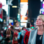 mujer-impresionada-con-carteleria