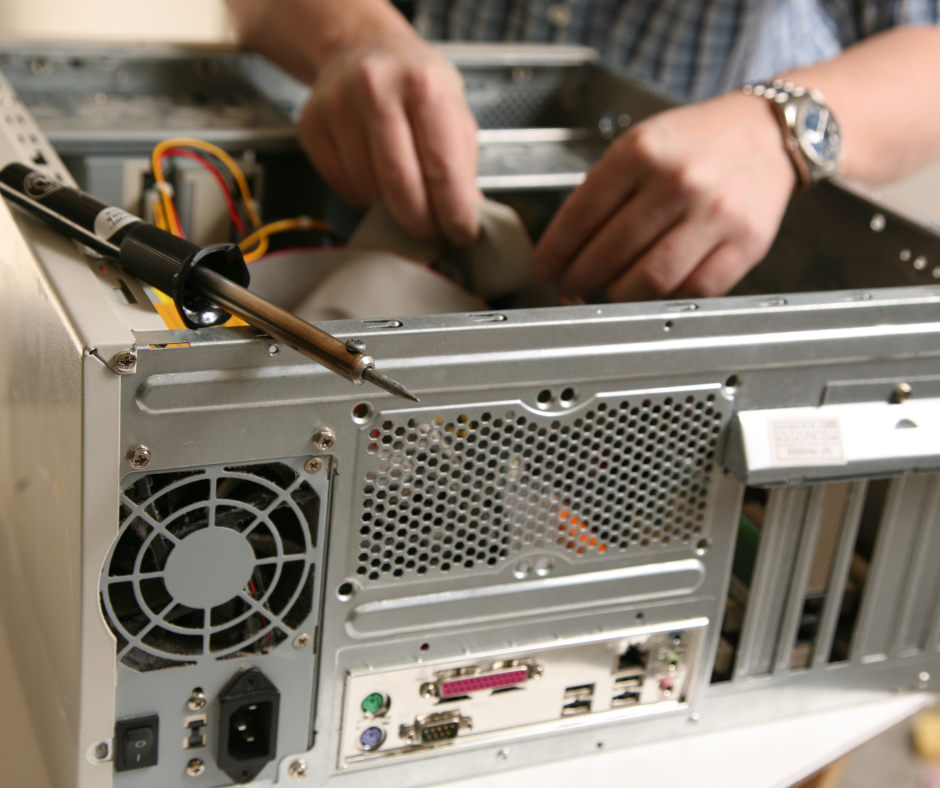 Dos manos reparando un ordenador