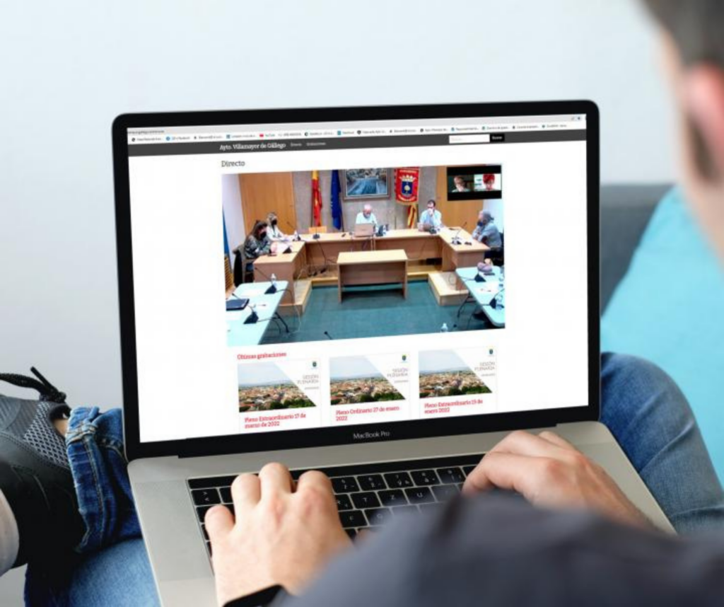 Persona viendo desde su portatil el Pleno en Streaming del ayuntamiento de Villamayor de Gállego