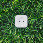 Enchufe sobre cesped