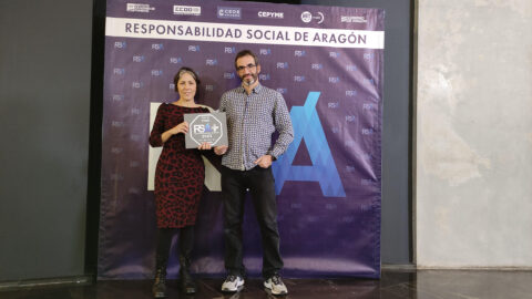 Belén Gimeno y Pablo Sánchez de ARANOVA en el Photocall de las Jornadas de Responsabilidad Social de Aragón mostrando el sello RSA+ 2023