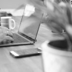 Equipo de ARANOVA trabajando con ordenadores portátiles y tablets