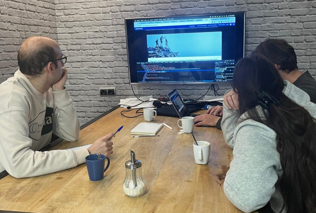 Alumnado de práctica asistiendo a una reunión de trabajo con el CEO de la empresa