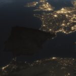 Imagen generada por IA donde se ve la Peninsula Ibérica desde el espacio sin luz