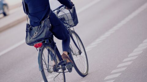 Persona yendo a trabajar en bicicleta