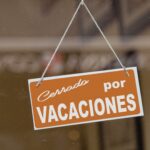 Cartel colgado en una puerta donde puede leerse "Cerrado por vacaciones"!