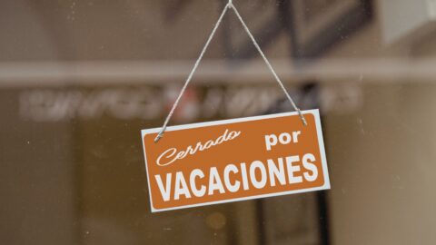 Cartel colgado en una puerta donde puede leerse "Cerrado por vacaciones"!