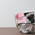 Papelera con un podist que pone Desconexión Digital llena de aparatos digitales