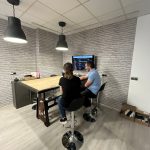 Aluma junto con tutor de prácticas