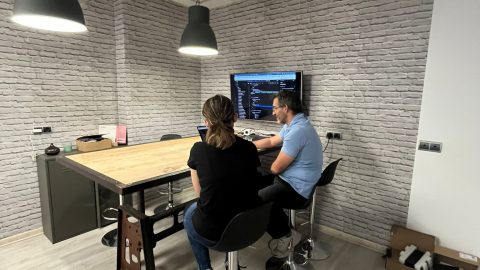 Aluma junto con tutor de prácticas