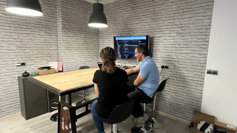 Aluma junto con tutor de prácticas